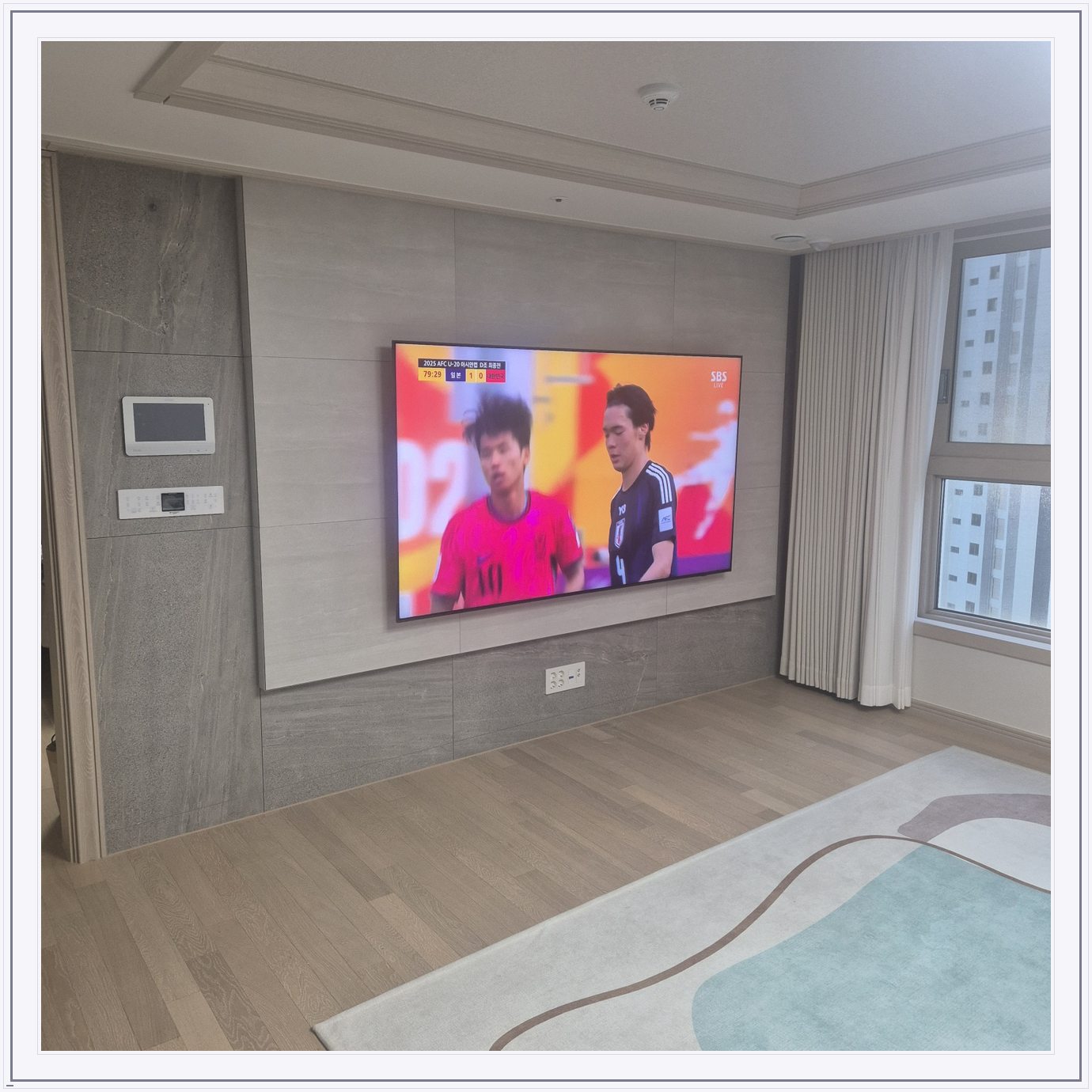75인치 TV 설치와 벽면 주변 배치 참고사진