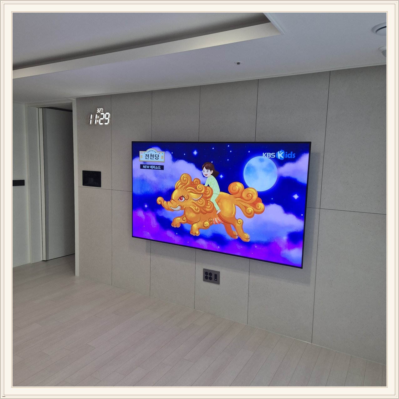 55인치 TV 설치와 벽면 주변 배치 참고사진