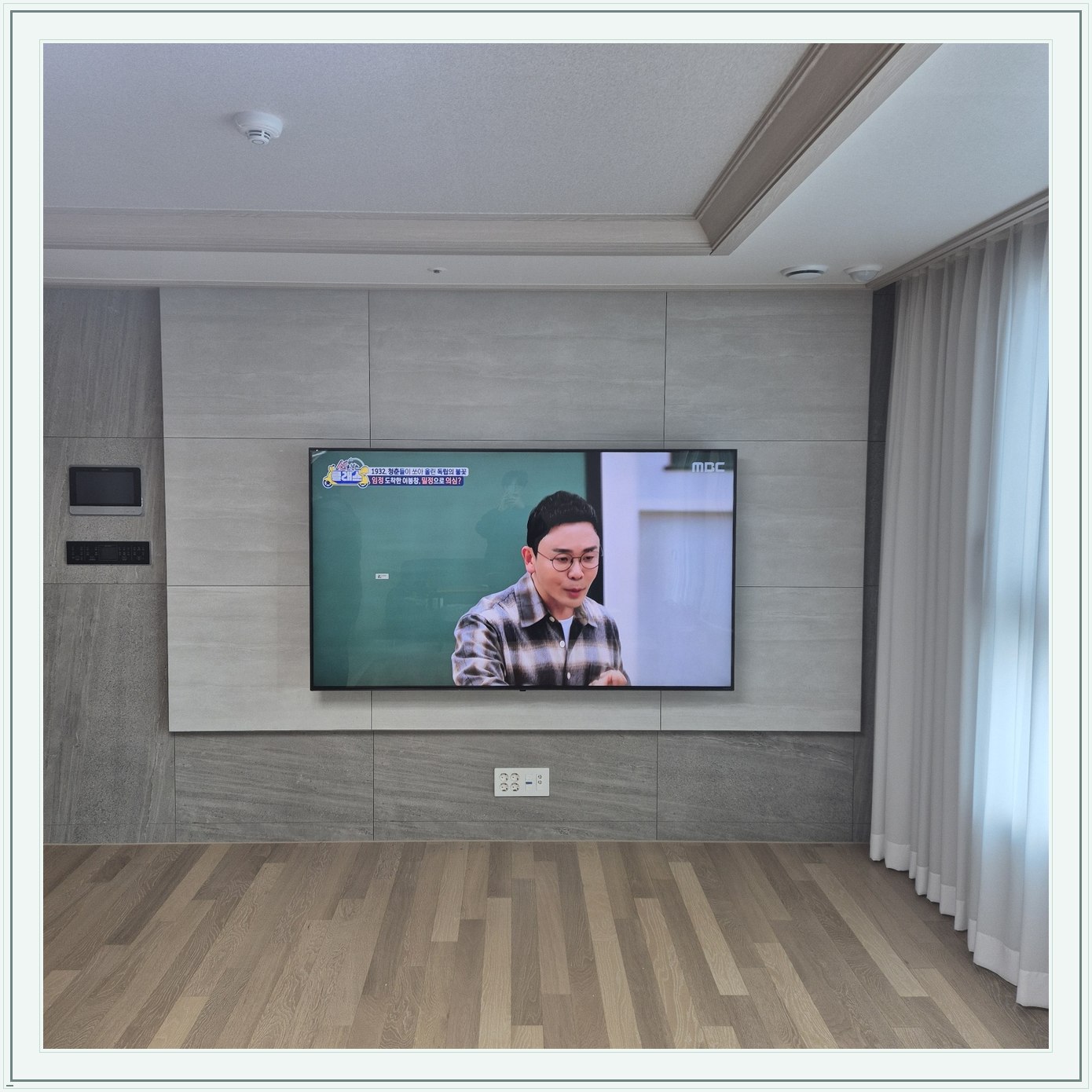 77인치 TV 설치와 벽면 주변 배치 참고사진