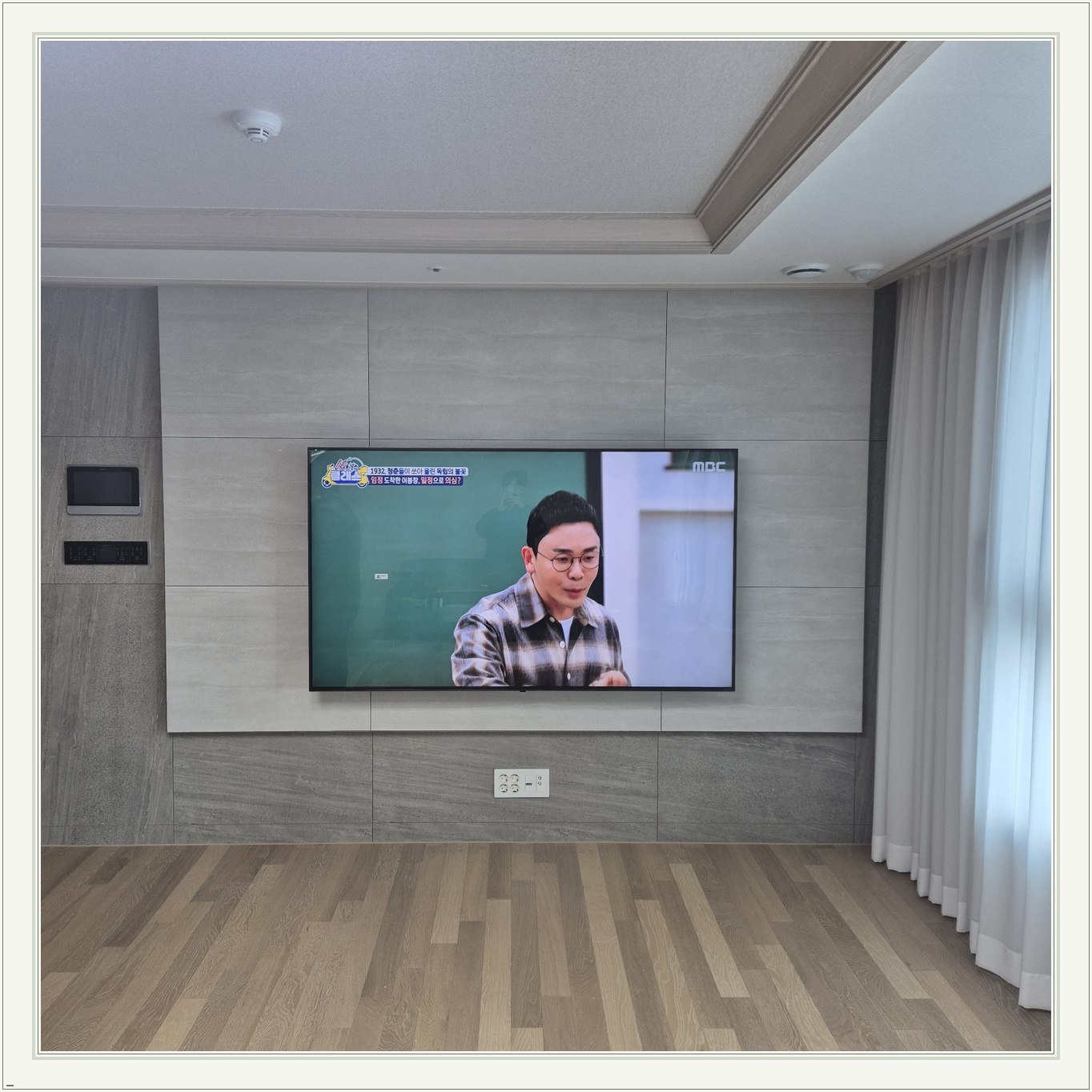 86인치 TV 설치와 벽면 주변 배치 참고사진