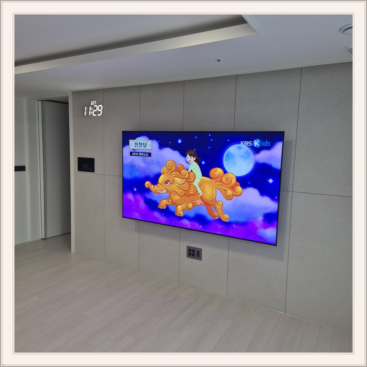 75인치 TV 설치와 벽면 주변 배치 참고사진