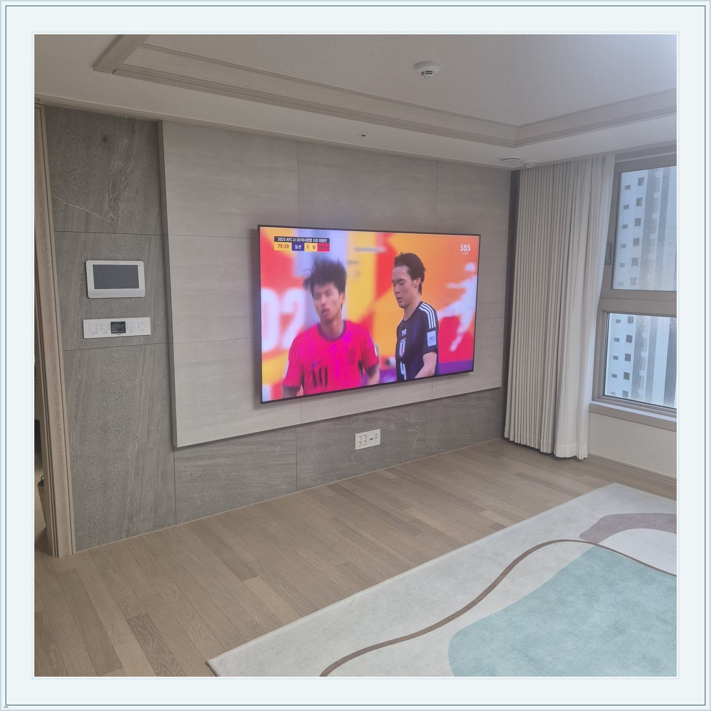 85인치 TV 설치와 벽면 주변 배치 참고사진