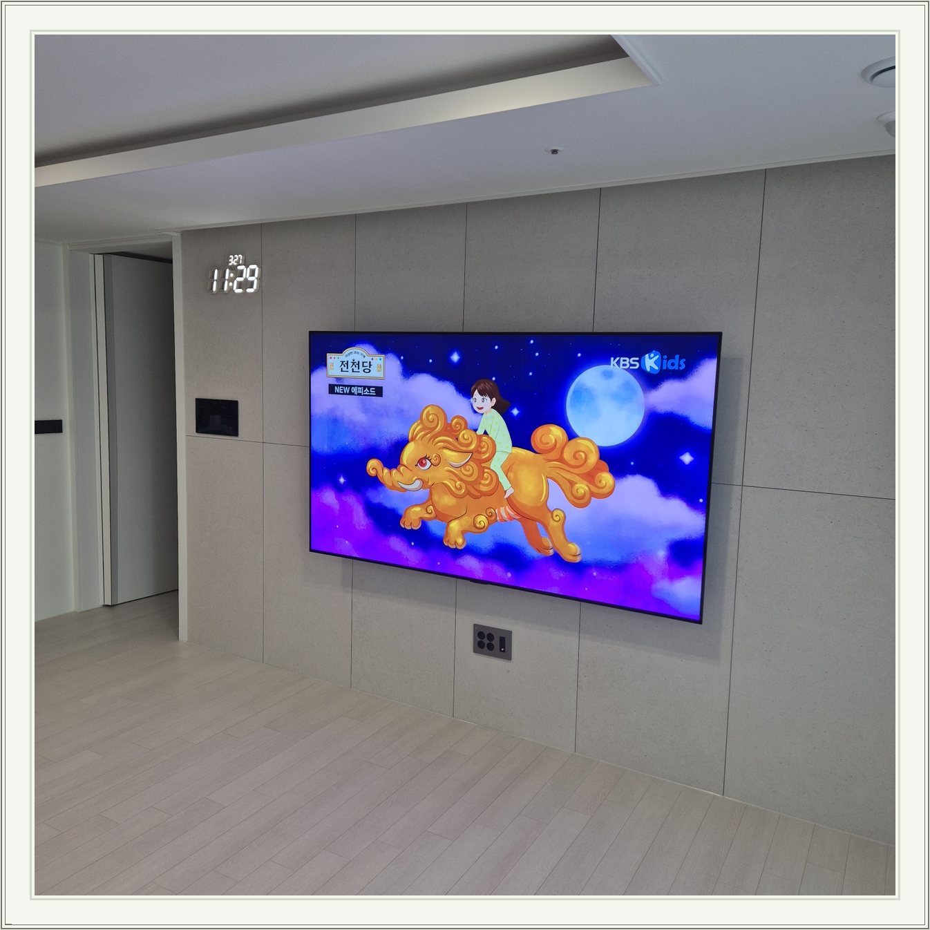 83인치 TV 설치와 벽면 주변 배치 참고사진