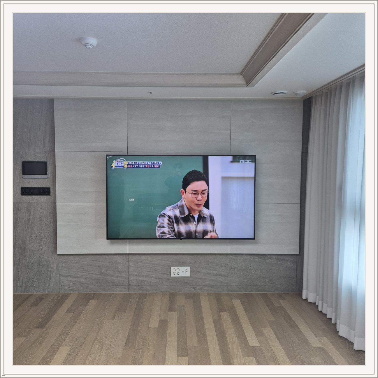 98인치 TV 설치와 벽면 주변 배치 참고사진