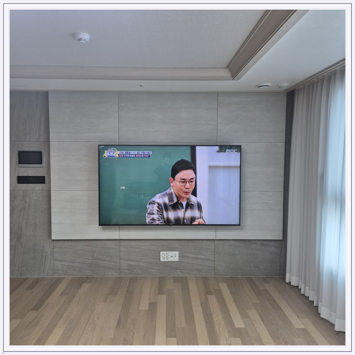 100인치 TV 설치와 벽면 주변 배치 참고사진