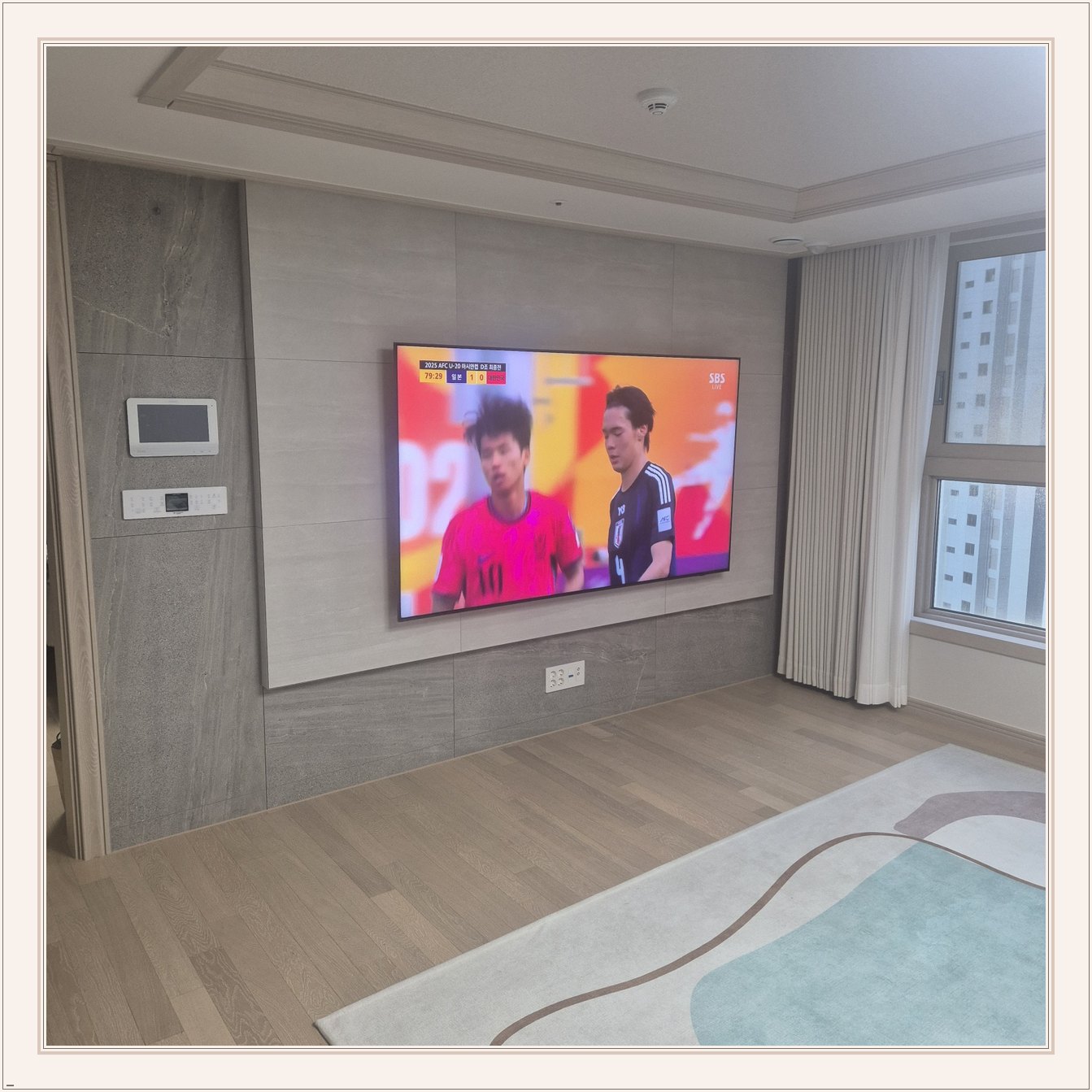 60인치 TV 설치와 벽면 주변 배치 참고사진