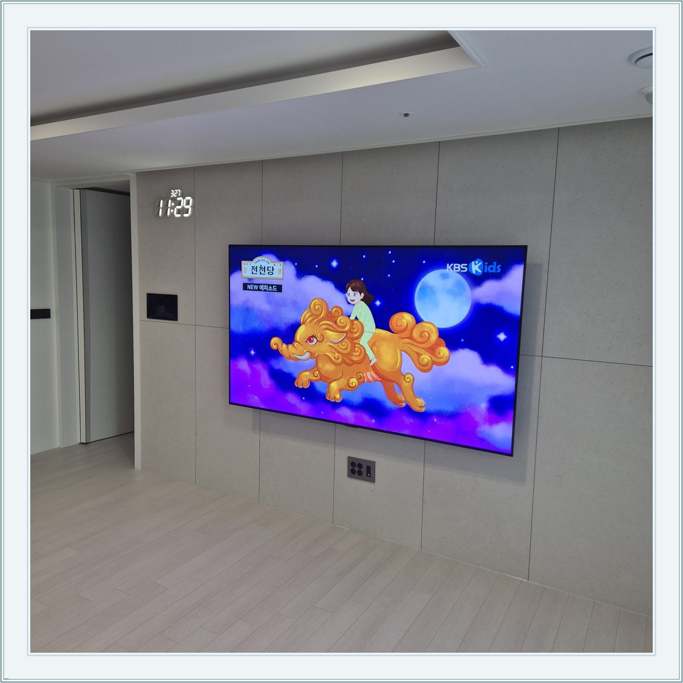 75인치 TV 설치와 벽면 주변 배치 참고사진